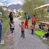 Malčki so s potrpljenjem s pomočjo magnetka ”lovili ribe” v 
kadi. 