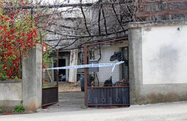 Po najdbi trupla  so  kriminalisti  našli  pol kilograma  kokaina,  1,7  kilograma  konoplje ter 12 gramov heroina.