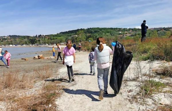 Z ankaranske obale odstranili za 50 vreč smeti in kup betonskih odpadkov