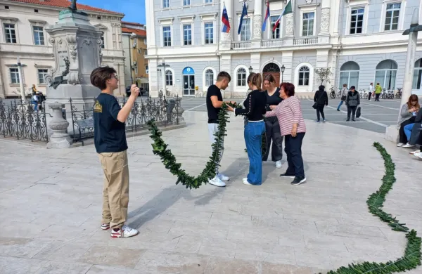 Izobešanje girland na Tartinijevem trgu