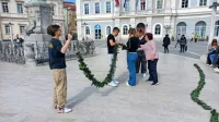Izobešanje girland na Tartinijevem trgu