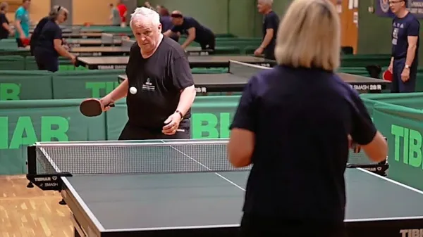 V Mariborski dvorani Tabor igra namizni tenis 36 bolnikov s 
Parkinsonovo boleznijo.