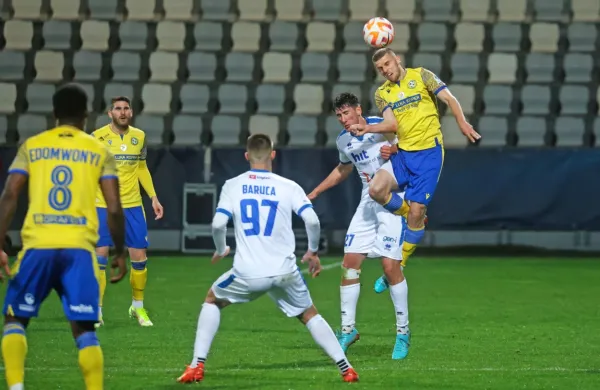 Koprčani (v rumeno-modri opravi)  bodo danes proti Radomljam 
lovili evropski vlak, Novogoričani pa z Olimpijo točke za obstanek.   