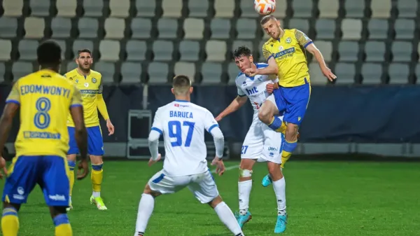 Koprčani (v rumeno-modri opravi)  bodo danes proti Radomljam 
lovili evropski vlak, Novogoričani pa z Olimpijo točke za obstanek.   