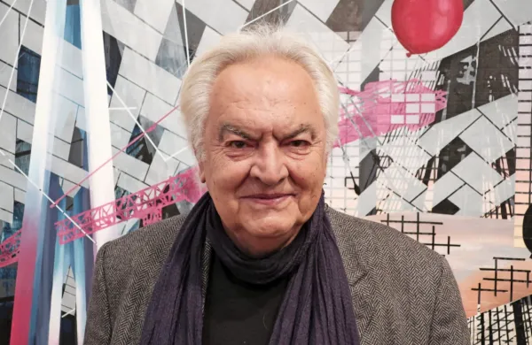 Andrej Medved je žirijo navdušil s pesmijo Ta čudežni otrok, otrok 
kot črn gost.