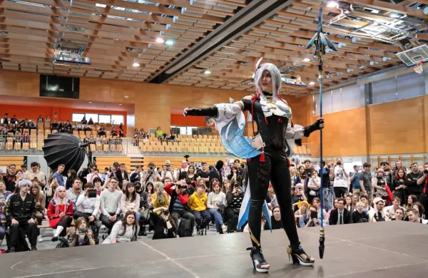 Zmagovalka cosplaya Maša je navdušila s kostumom lika iz video 
igre Genshin Impact. 