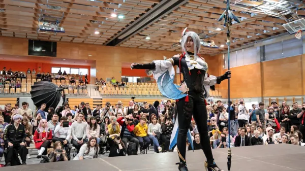 Zmagovalka cosplaya Maša je navdušila s kostumom lika iz video 
igre Genshin Impact. 