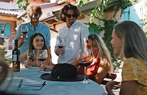 V promocijskem videu o italijanskih turističnih znamenitostih se 
pojavi tudi domačija znanih vinarjev s slovenskega Krasa, Čotarjevih.