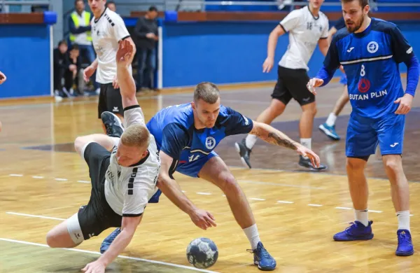 Hrpeljci (v črno-belih dresih) si še niso zagotovili obstanka v prvi 
B ligi. 