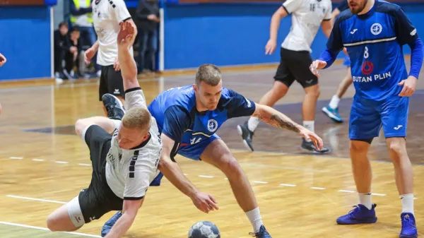 Hrpeljci (v črno-belih dresih) si še niso zagotovili obstanka v prvi 
B ligi. 