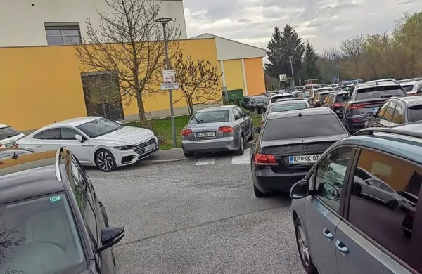 Zelo številčna udeležba vernikov na jutranji molitvi je v okolici šole 
povzročila prometni kolaps.