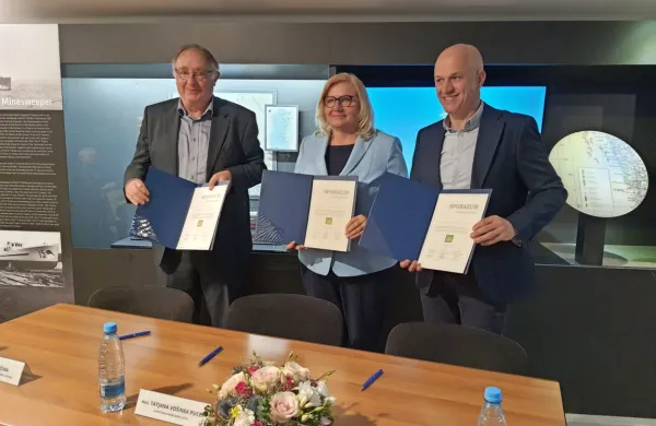 Obnovljen sporazum o sodelovanju so včeraj v Parku vojaške zgodovine podpisali (z leve): direktor Parka 
škocjanske jame Stojan Ščuka, direktorica Kobilarne Lipica Tatjana Vošinek Pucer in direktor Parka vojaške 
zgodovine Janko Boštjančič.  