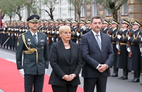 Na povabilo britanskega dvora bosta na kronanju v Londonu v 
imenu Republike Slovenija navzoča predsednica Nataša Pirc 
Musar in njen soprog Aleš Musar.  