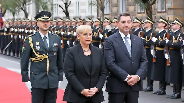 Na povabilo britanskega dvora bosta na kronanju v Londonu v 
imenu Republike Slovenija navzoča predsednica Nataša Pirc 
Musar in njen soprog Aleš Musar.  