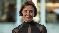 Anja Drnovšek je po Lepi Vidi v Gledališču Koper vstopila v svet 
Sanje Valentin.