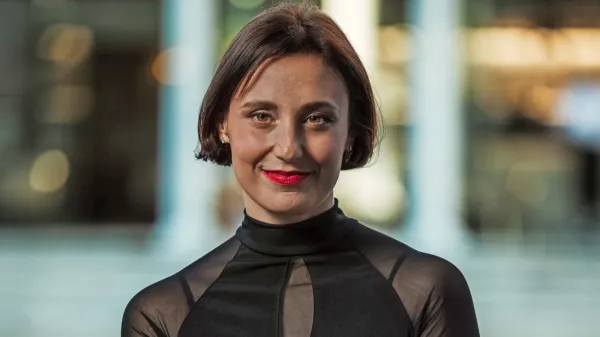 Anja Drnovšek je po Lepi Vidi v Gledališču Koper vstopila v svet 
Sanje Valentin.