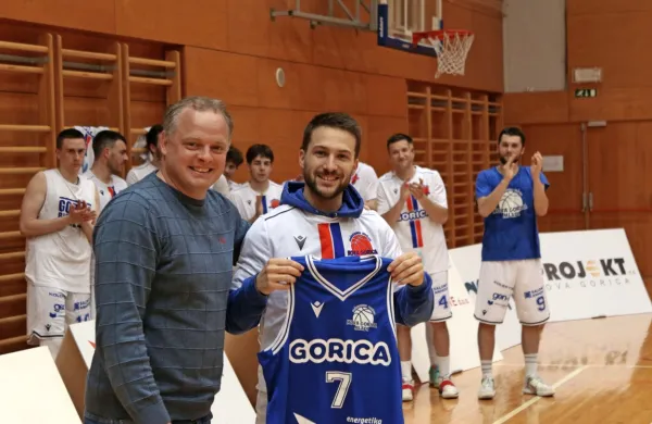 Jan Močnik (desno) z dresom, ki mu ga je po zadnji tekmi izročil 
predsednik kluba Marko Marcetić.