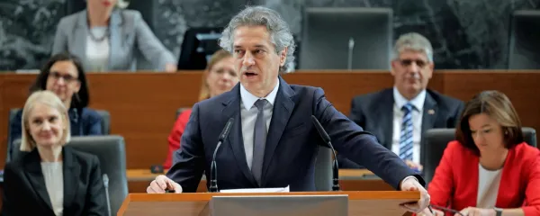 Prav pri  nameri odprave nore solidarnosti revnih za bogate se je 
grdo opeklo sedem predhodnih levosredinskih vlad. Vlado  Marjana Šarca je namera odplavila, prej pa povzročila vrsto odhodov 
ministrov za zdravje. Verjetnost, da se bo to zgodilo tudi tokratni 
vladi dr. Roberta Goloba, je precejšnja.
