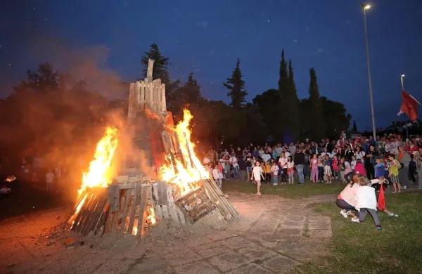Pohod z baklami in kresovanje na Markovcu za zdaj ostajata v 
programu.