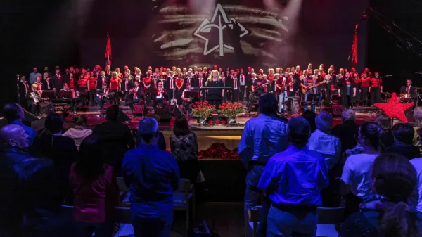 Tržaški partizanski pevski zbor Pinko Tomažič je v Gallusovi 
dvorani Cankarjevega doma proslavil 50. obletnico ustvarjanja. 