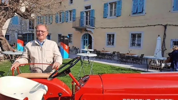 Andrej Malgaj, lastnik Avtohiše Malgaj in Ville Fabiani, je ob 
avtomobilskih starodobnikih znamke Porsche ljubitelj starodobnih traktorjev prav tako te znamke. 