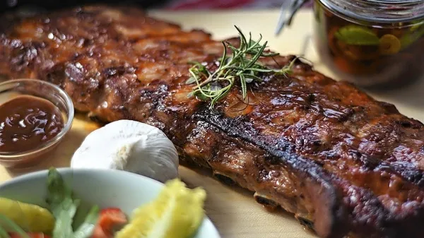  



Zapriseženi mesojedci bodo uživali v  rebrih.
