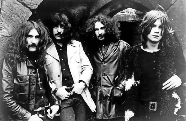 Zasedba Black Sabbath je v zgodnjih 70. letih minulega stoletja  s 
svojimi temačnimi in glasnimi kitarskimi zvoki v kombinaciji z 
zanimanjem za okultizem pomembno prispevala k nastanku 
heavy metala.