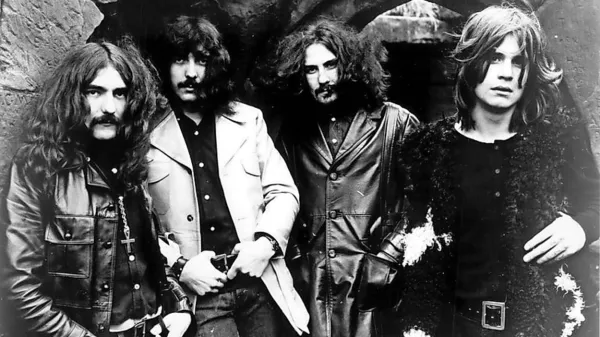 Zasedba Black Sabbath je v zgodnjih 70. letih minulega stoletja  s 
svojimi temačnimi in glasnimi kitarskimi zvoki v kombinaciji z 
zanimanjem za okultizem pomembno prispevala k nastanku 
heavy metala.