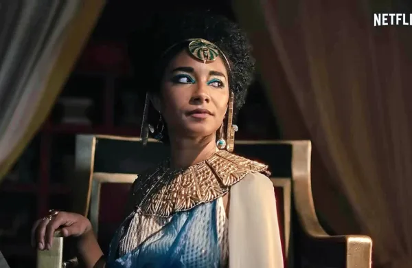 V Netflixovi seriji African Queens Kleopatro upodablja igralka 
Adele James. 
