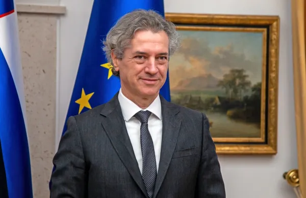 Premier Robert Golob je v svoji poslanici ob 1. maju med drugim 
izpostavil, da je primarna naloga vlade vlaganje v delovna mesta 
prihodnosti.