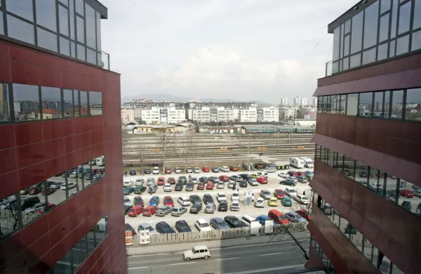 Snovalci so predvideli kopico ukrepov, povezanih z uporabo 
avtomobila. Tako predlagajo  dodatno obdavčitev drugega avtomobila v gospodinjstvu, vsa parkirišča naj bi bila plačljiva,  za 
vstop v Ljubljano  bi morali plačati takso ...