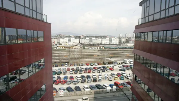 Snovalci so predvideli kopico ukrepov, povezanih z uporabo 
avtomobila. Tako predlagajo  dodatno obdavčitev drugega avtomobila v gospodinjstvu, vsa parkirišča naj bi bila plačljiva,  za 
vstop v Ljubljano  bi morali plačati takso ...