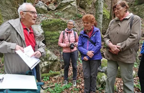 Geolog dr. Jože Čas je podrobno razložil zapleteno zgradbo idrijskih kamnin, ki jih je prav tu začel 
preučevati polihistor J. A. Scopoli.