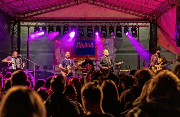 Štirje bendi, med njimi Slon in Sadež,  so na nedeljski koncert 
pritegnili okoli tisoč obiskovalcev vseh starosti.  