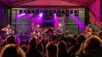 Štirje bendi, med njimi Slon in Sadež,  so na nedeljski koncert 
pritegnili okoli tisoč obiskovalcev vseh starosti.  