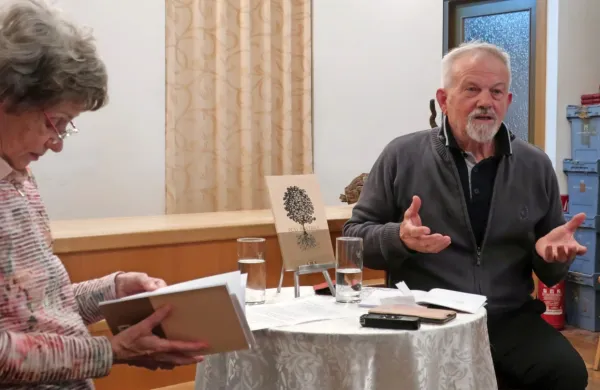 Po predstavitvi v domačem Ankaranu je Edelman Jurinčič zbirko, 
naslovljeno Pod kostanji,  v družbi Jasne Čebron predstavil še v 
koprskem  Librisu.