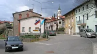 Zaradi premika tal in tudi neustrezne odvodnje pokajo hiše v samem jedru vasi. Država in občina zdaj le napovedujeta  ukrepe. 