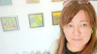 Slikarka in ilustratorka Nataša Gregorič Nabhas razstavlja  kokoške, 
psičke, cvetoče travnike, živo poslikana porcelanasta jabolka. 