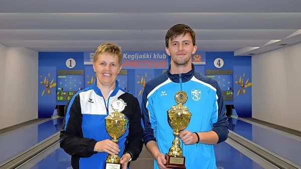 Brigitte Strelec in Denis Pašić, zmagovalca finalnega turnirja 
Notranjska open