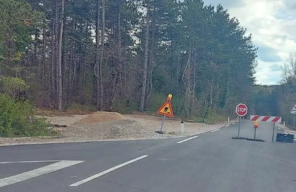 Vozniki lahko zavijejo levo proti Kubedu, odsek proti Popetram in 
Gračišču pa je še vedno zaprt za promet.