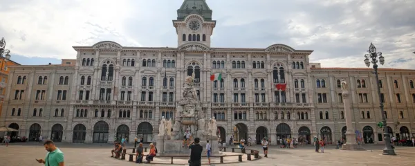 Tržaška občinska palača na Trgu zedinjenja Italije, ki ima tradicionalno slovensko poimenovanje Veliki trg. Čas na trgu že zelo 
dolgo odmerjata slovenska dečka Mihec in Jakec.