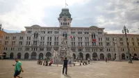 Tržaška občinska palača na Trgu zedinjenja Italije, ki ima tradicionalno slovensko poimenovanje Veliki trg. Čas na trgu že zelo 
dolgo odmerjata slovenska dečka Mihec in Jakec.