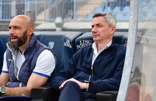 Agron Šalja (desno) s pomočnikom Sašo Ranićem na novogoriški 
klopi, na katero je prvič sedel na dvoboju z Olimpijo. 