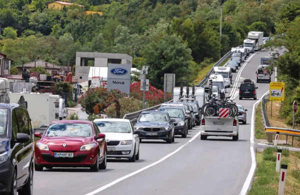Prvomajski prazniki so občanom nakazali, kaj lahko pričakujejo v bližajoči se poletni  sezoni. Vstop Hrvaške v schengensko območje je samo še 
zgostil že tako gost tranzitni promet.