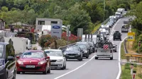 Prvomajski prazniki so občanom nakazali, kaj lahko pričakujejo v bližajoči se poletni  sezoni. Vstop Hrvaške v schengensko območje je samo še 
zgostil že tako gost tranzitni promet.