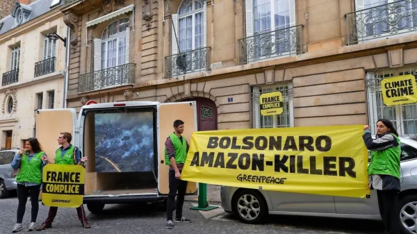 Aktivisti Greenpeacea s protestno akcijo proti nezakoniti sečnji v 
Amazoniji