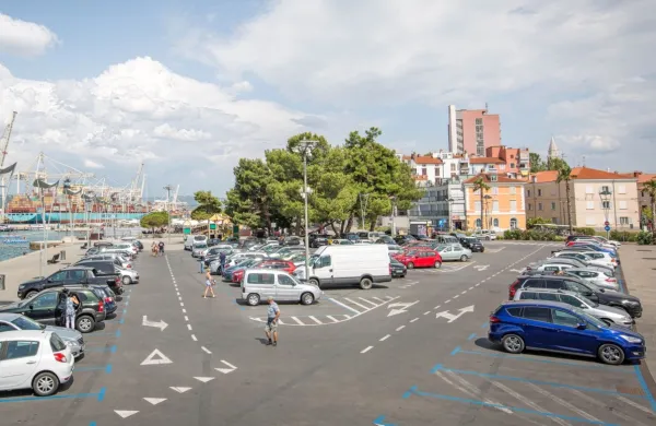 Od danes bo treba za uro parkiranja na Ukmarjevem trgu odšteti 
kar 2,5 evra na uro. V občini pravijo, da želijo tudi na tak način 
obiskovalce odvrniti od parkiranja tik ob morju. 