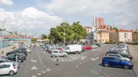 Od danes bo treba za uro parkiranja na Ukmarjevem trgu odšteti 
kar 2,5 evra na uro. V občini pravijo, da želijo tudi na tak način 
obiskovalce odvrniti od parkiranja tik ob morju. 