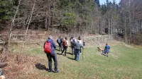 Krožna pot, dolga 1700 metrov, se začne na informacijski ploščadi pred 
gostiščem. Razgibana gozdna steza ima deset postojank, kjer si pohodniki lahko preberejo, vidijo, slišijo in poizkusijo marsikaj zanimivega.  