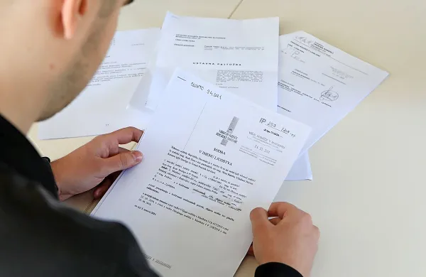 Sodstvo s svojimi odločbami medije tudi omejuje pri tem, kaj 
smejo objaviti. 